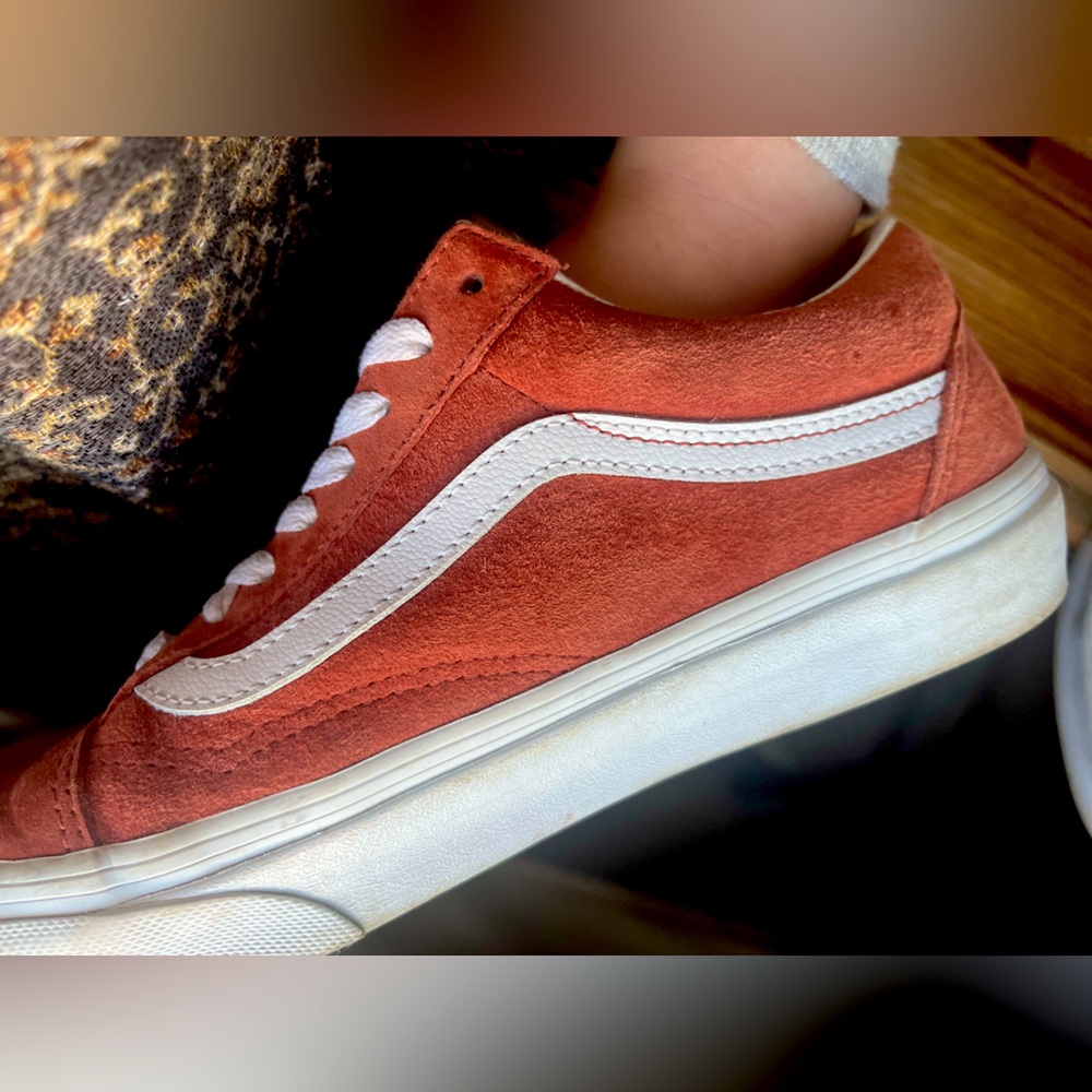 Low top orange/salmon suede Vans